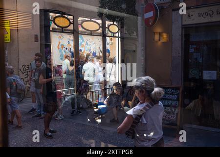 Barcelona, Barcelona, Spanien. August 2024. Tausende von Menschen strömen während des Gracia Festivals in die geschmückten Straßen von Gracia, jedes Jahr voller und voller Tourismus. Dies ist eine Tradition, in der die Nachbarn jeder Straße zusammenkommen, um sie als Symbol der Brüderlichkeit und Identität zu schmücken. (Kreditbild: © Marc Asensio Clupes/ZUMA Press Wire) NUR REDAKTIONELLE VERWENDUNG! Nicht für kommerzielle ZWECKE! Stockfoto