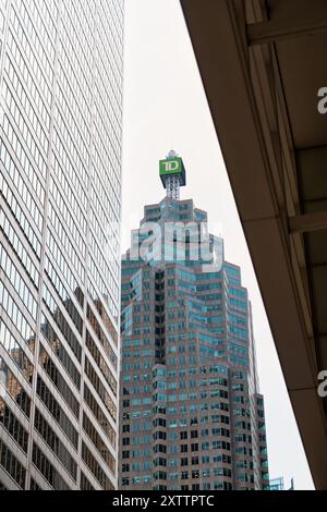 Toronto, Kanada - 14. August 2024: Das Logo der TD Bank auf einem Turm des Brookfield Place. Ungewöhnlicher Winkel. Stockfoto