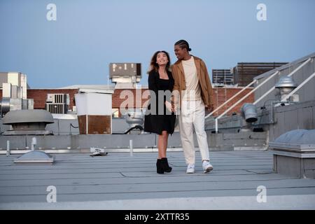 Multi Racial Paare gehen und flirten auf einem Stadtzimmer in der Innenstadt Stockfoto