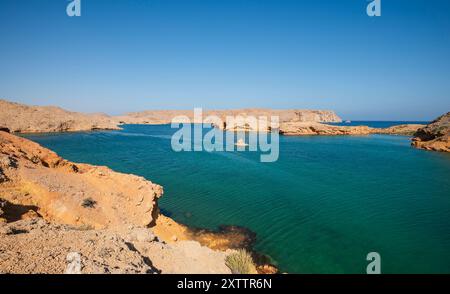 Fjord-ähnliche Landschaft im Sultanat Oman mit ruhigen Gewässern, ein einzigartiges Reiseziel im Nahen Osten Stockfoto