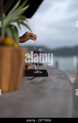 Der Barkeeper steuert den Cocktail an der Strandbar sanft Stockfoto