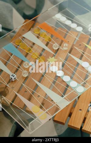 Buntes Backgammon-Spiel auf einer Holzoberfläche Stockfoto