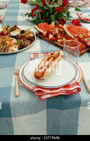 Picknicktisch mit Hot Dog, Wurstwaren und Wassermelone Stockfoto