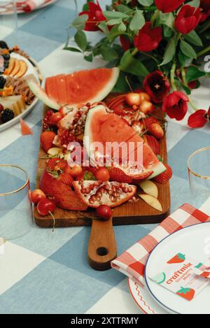 Obstplatte mit Wassermelone, Kirschen und Granatäpfeln zum Picknick Stockfoto