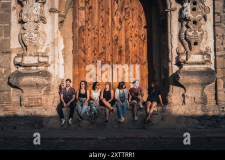 Gruppe von Reisenden, die gemeinsam in Antigua Guatemala lachen Stockfoto