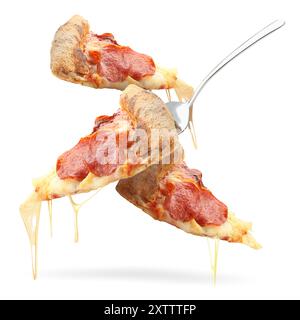 Scheiben köstlicher Pizza in der Luft auf weißem Hintergrund Stockfoto