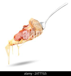 Serviermaschine mit einem Stück köstlicher Pizza in der Luft auf weißem Hintergrund Stockfoto