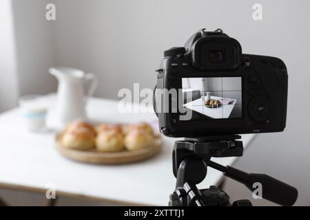Aufnahmen von Lebensmitteln mit professioneller Kamera im Fotostudio, selektiver Fokus Stockfoto