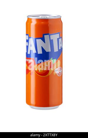 Moldau, Chisinau, 13. August 2024: Fanta Can auf weißem Hintergrund. Fanta ist ein beliebtes kohlensäurehaltiges Getränk mit Fruchtgeschmack, das von der Firma Coca-Cola hergestellt wird. Stockfoto