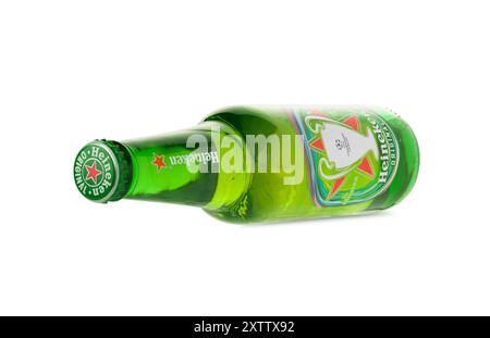 CHISINAU, MOLDAWIEN – 13. August 2024: Botle of Heineken Beer Limited Edition anlässlich der UEFA Champions League Saison 2024. Isoliert auf weißem Backgr Stockfoto