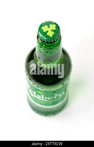 CHISINAU, MOLDAU - 5. August 2024: Dänische Carlsberg Pilsner-Bierflasche isoliert auf weißem Hintergrund Stockfoto