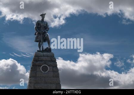 Bronzestatue zum Denkmal für die 51. Highland Division, mit der Darstellung des Kompanie Sergeant Major Bob Rowan, Y Ravine, Beaumont-Hamel, Nordfrankreich. Stockfoto