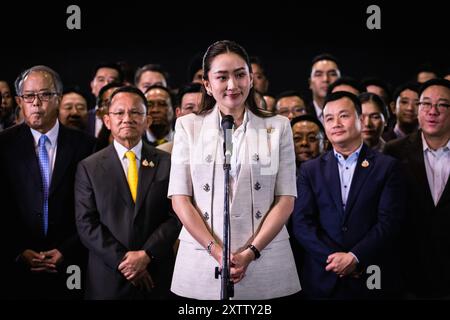 August 2024, Bangkok, Bangkok, Thailand: August'‹ 16, 2024, Bangkok, Thailand, der neu gewählte thailändische Premierminister Paetongtarn Shinawatra (C) spricht auf einer Pressekonferenz, nachdem er die Parlamentswahl für die Ernennung zum Premierminister im Hauptquartier der Pheu Thai Party in Bangkok, Thailand, gewonnen hat. Dem regierenden Pheu Thai-Parteivorsitzenden Paetongtarn Shinawatra, der jüngsten Tochter des abgesetzten ehemaligen Premierministers Thaksin Shinawatra, gelang es bei der Parlamentswahl, Thailands 31. Premierminister zu werden. (Kreditbild: © Wissarut Weerasopon/ZUMA Press Wire) NUR REDAKTIONELLE VERWENDUNG! Nicht für kommerzielle Zwecke Stockfoto