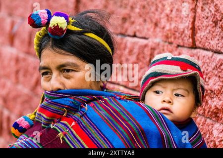 Mutter und Kind, zentraler Park, Santa Maria Nebaj, Departement El Quiché, Guatemala, Zentralamerika Stockfoto