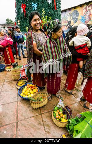 Traditionelle Ixil Kleider, Central Park, Santa Maria Nebaj, El Quiché Departement, Guatemala, Zentralamerika Stockfoto