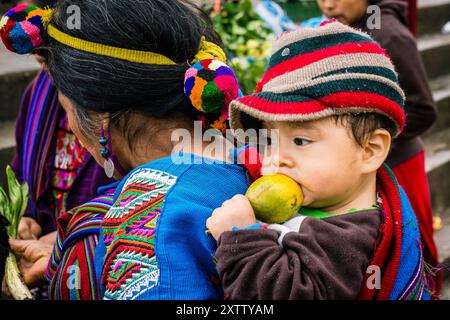 Mutter und Kind, zentraler Park, Santa Maria Nebaj, Departement El Quiché, Guatemala, Zentralamerika Stockfoto