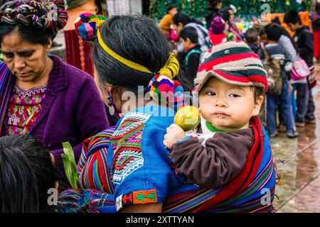 Mutter und Kind, zentraler Park, Santa Maria Nebaj, Departement El Quiché, Guatemala, Zentralamerika Stockfoto