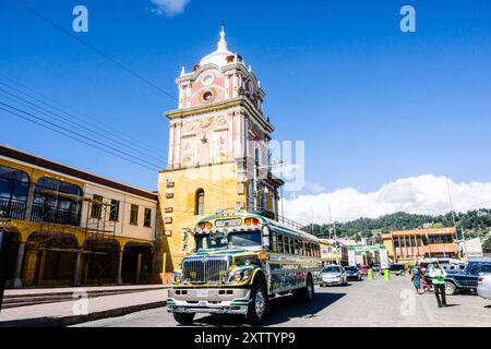 Sammelbus vor dem Central American Tower, 1914, Sololá, Departement Sololá, Guatemala, Zentralamerika Stockfoto