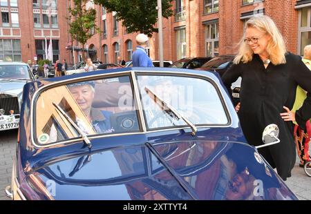 Berlin, Deutschland. August 2024. Verkehrssenatorin Ute Bonde (CDU) spricht mit einem Teilnehmer der ADAC Landpartie Classic vor dem Start des ersten Oldtimer-Spaziergangs. Quelle: Paul Zinken/dpa/Alamy Live News Stockfoto