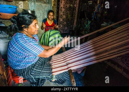 Frau, die auf einem traditionellen Webstuhl webt, Santiago Atitlan, Departement Sololá, Guatemala, Zentralamerika Stockfoto