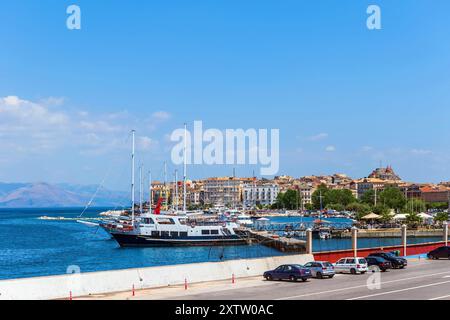 Ein touristisches Segelschiff vor Anker im Haupthafen von Korfu. Stockfoto