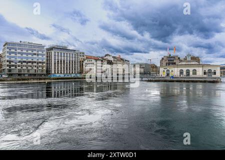 Luxushotels säumen die Ufer des Genfer Sees in Genf, Schweiz. Mit kristallklarem Wasser ist der wunderschöne See spiegelglanzvoll zu fotografieren. Stockfoto