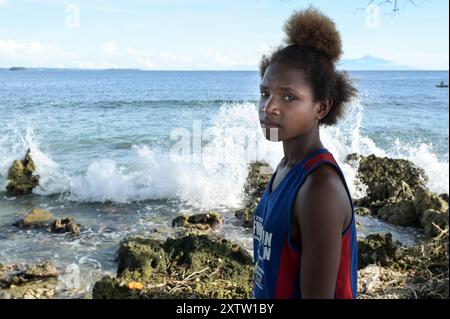 PAPUA-NEUGUINEA, Pazifik, Bismarcksee, Madang, kleine Fischerinsel Mazaz wird aufgrund des Klimawandels untertauchen, Mädchen Joey Saileu 12 Jahre alt / PAPUA NEUGUINEA, Pazifik, Bismarcksee, Madang, vom Klimawandel und Anstieg des Meeresspiegels betroffene kleine Fischerinsel Mazaz, Maedchen Joey Saileu, 12 Jahre Stockfoto