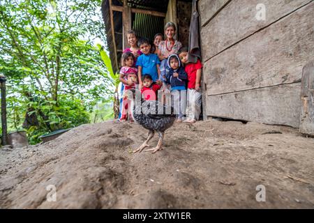 Familie in ihrer Hütte, Little Treasure, La Taña, Northern Transversal Strip, Quiché Departement, Guatemala Stockfoto