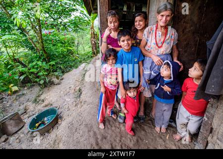 Familie in ihrer Hütte, Little Treasure, La Taña, Northern Transversal Strip, Quiché Departement, Guatemala Stockfoto