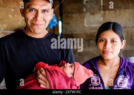 Familie in ihrer Hütte, Little Treasure, La Taña, Northern Transversal Strip, Quiché Departement, Guatemala Stockfoto