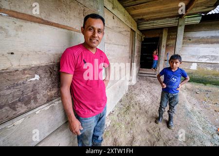 Familie in ihrer Hütte, Little Treasure, La Taña, Northern Transversal Strip, Quiché Departement, Guatemala Stockfoto