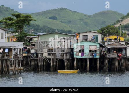 PAPUA NEUGUINEA, Port Moresby, Koki Wanigela Village / PAPUA NEUGUINEA, Port Moresby, Koki Wanigela Dorf, Kinder lassen Drachen fliegen Stockfoto