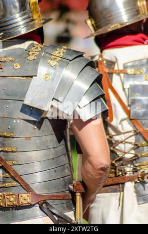 Römische Legionäre in Metallpanzerung bei einer historischen Nachstellung von hinten gesehen Stockfoto