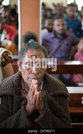 PAPUA-NEUGUINEA, Provinz Eastern Highlands, Goroka, katholische Kirche Unbeflecktes Herz von Mary Parish, heilige Messe, Frau mit Aschekreuz auf der Stirn Stockfoto