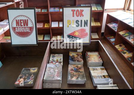 PAPUA NEUGUINEA, Provinz Eastern Highlands, Goroka, katholische Kirche, Buh Shop mit Publikationen in Tok Pisin / PAPUA NEUGUINEA, Provinz Eastern Highlands, Goroka, Liturgisches Katechetisches Institut, Verkaufsladen für religiöse Bücher in Tok Pisin Stockfoto