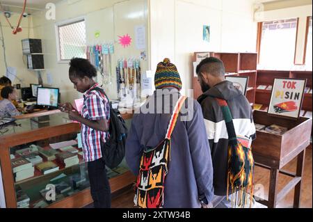 PAPUA NEUGUINEA, Provinz Eastern Highlands, Goroka, katholische Kirche, Buh Shop mit Publikationen in Tok Pisin / PAPUA NEUGUINEA, Provinz Eastern Highlands, Goroka, Liturgisches Katechetisches Institut, Verkaufsladen für religiöse Bücher in Tok Pisin Stockfoto