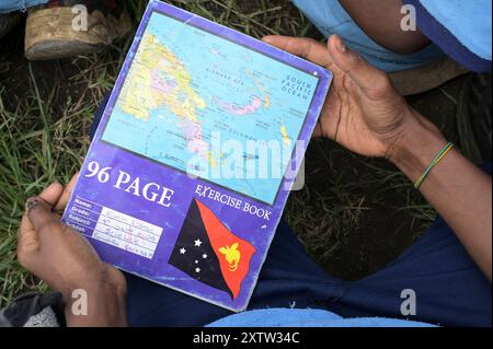 PAPUA NEUGUINEA, Provinz Eastern Highlands, Goroka, katholische Schule / PAPUA NEUGUINEA, Provinz Eastern Highlands, Goroka, katholische Schule Faniyufa Sacred Heart Primary School, Schulheft mit PNG Flagge und Karte der Bismarck See Stockfoto