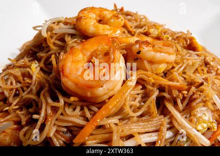 Traditionelles vietnamesisches Brötchen Tom XAO (sautierte Reisnudeln mit Garnelen) Stockfoto