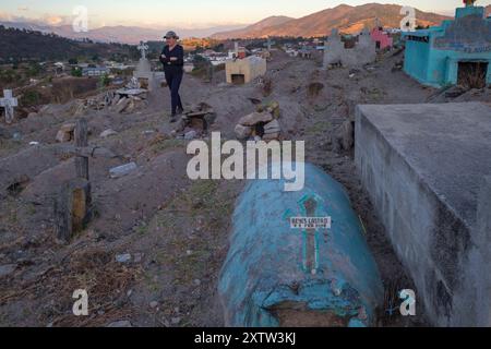 Farbige Gräber auf dem Friedhof, San Bartolomé Jocotenango, Gemeinde des Departements Quiché, Guatemala, Mittelamerika Stockfoto