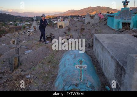 Farbige Gräber auf dem Friedhof, San Bartolomé Jocotenango, Gemeinde des Departements Quiché, Guatemala, Mittelamerika Stockfoto