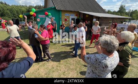 Zenevichi, Weißrussland - 5. Juli 2023: Urlaub im belarussischen Dorf. Leute tanzen an der frischen Luft. Stockfoto