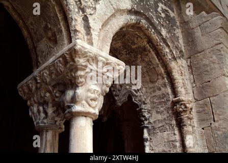 Kirche Saint-Trophime (St. Trophimus) (ehemals Kathedrale). Erbaut zwischen dem 12. Und 14. Jahrhundert, mit Elementen der romanischen und gotischen Architektur Stockfoto