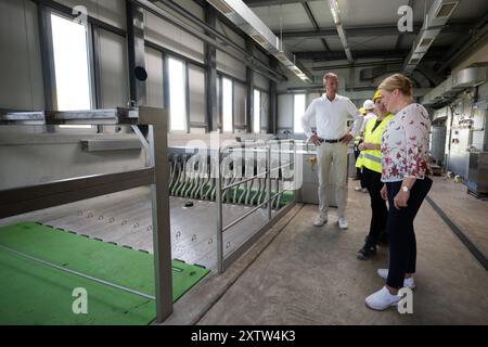 Berlin, Deutschland. August 2024. Christoph Donner (l), Geschäftsführer der Berliner Wasserbetriebe, und Franziska Giffey (SPD), Berliner Senatorin für Wirtschaft, Energie und öffentliche Unternehmen, erhalten eine Erklärung zur Anlage in einer kleinen UV-Anlage zur Wasseraufbereitung in der Kläranlage Ruhleben. Die Kläranlage Berliner Wasserbetriebe erhält nun auch ein neues Filter- und UV-System. Quelle: Sebastian Gollnow/dpa/Alamy Live News Stockfoto