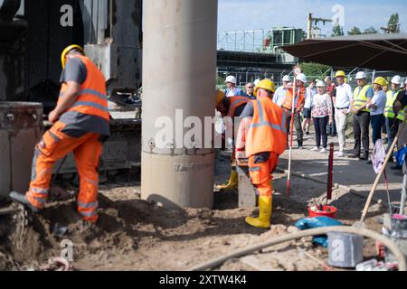 Berlin, Deutschland. August 2024. Christoph Donner (r), Geschäftsführer der Berliner Wasserbetriebe, und Franziska Giffey (SPD, Zentrum), Berliner Senatorin für Wirtschaft, Energie und öffentliche Unternehmen, stehen auf einer Baustelle für eine neue Filter- und UV-Anlage in der Kläranlage Ruhleben. Die Kläranlage Berliner Wasserbetriebe erhält ein neues Filter- und UV-System. Quelle: Sebastian Gollnow/dpa/Alamy Live News Stockfoto