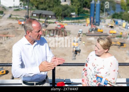 Berlin, Deutschland. August 2024. Christoph Donner, Geschäftsführer der Berliner Wasserbetriebe, und Franziska Giffey (SPD), Berliner Senatorin für Wirtschaft, Energie und öffentliche Unternehmen, stehen auf einem Dach über der Kläranlage Ruhleben. Die Kläranlage Berliner Wasserbetriebe erhält ein neues Filter- und UV-System. Quelle: Sebastian Gollnow/dpa/Alamy Live News Stockfoto