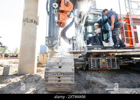 Berlin, Deutschland. August 2024. Franziska Giffey (SPD), Berliner Senatorin für Wirtschaft, Energie und öffentliche Unternehmen, sitzt auf einer Baustelle für eine neue Filter- und UV-Anlage in der Kläranlage Ruhleben der Berliner Wasserbetriebe und bohrt ein Loch für die Wasserwirtschaft des Standorts. Quelle: Sebastian Gollnow/dpa/Alamy Live News Stockfoto