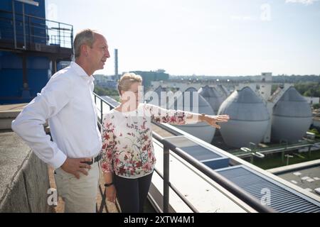 Berlin, Deutschland. August 2024. Christoph Donner, Geschäftsführer der Berliner Wasserbetriebe, und Franziska Giffey (SPD), Berliner Senatorin für Wirtschaft, Energie und öffentliche Unternehmen, stehen auf einem Dach über der Kläranlage Ruhleben. Die Kläranlage Berliner Wasserbetriebe erhält ein neues Filter- und UV-System. Quelle: Sebastian Gollnow/dpa/Alamy Live News Stockfoto