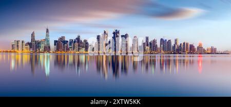 Skyline von Doha, Katar bei Sonnenaufgang Stockfoto