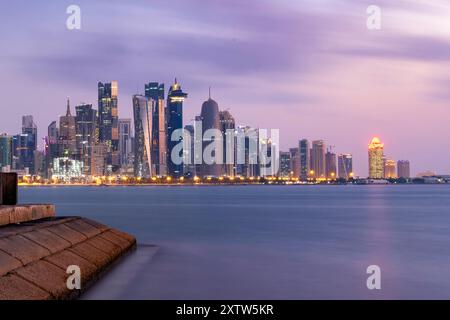 Skyline von Doha, Katar bei Sonnenaufgang Stockfoto