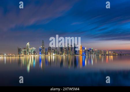 Skyline von Doha, Katar bei Sonnenaufgang Stockfoto